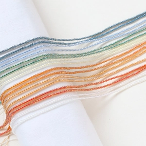 Gros plan de perles de rocaille en verre de 2mm aux couleurs dégradées pour bijoux DIY
