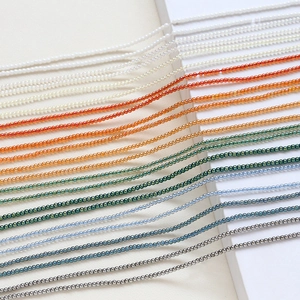 Diverses perles de rocaille colorées de 2mm pour la création de bijoux DIY et artisanat