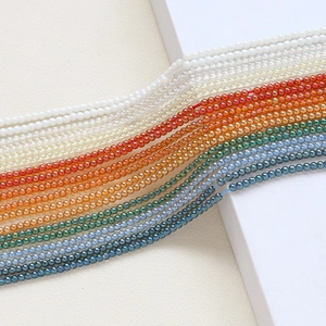 Détail macro de perles de rocaille irisées de 2 mm pour la création de bijoux DIY
