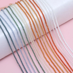 Gros plan de perles de rocaille colorées de 2 mm pour bijoux DIY sur un rouleau