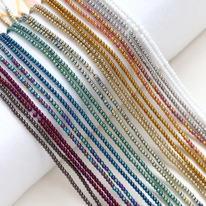 Perles de rocaille irisées de 2mm avec finition métallique pour création de bijoux