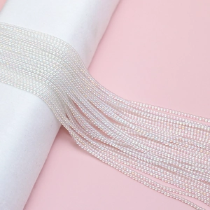 Vue macro de perles de rocaille en verre irisées 2mm pour accessoires bijoux artisanaux