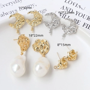 Detailed view of 925 silver moon earrings with baroque pearls and size dimensions