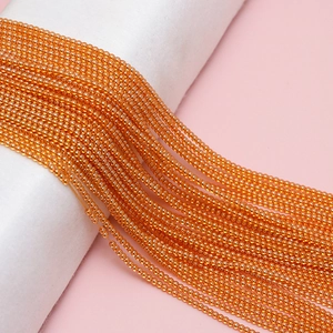 Détail macro de perles de rocaille orange vif de 2 mm avec fini brillant pour bijoux DIY