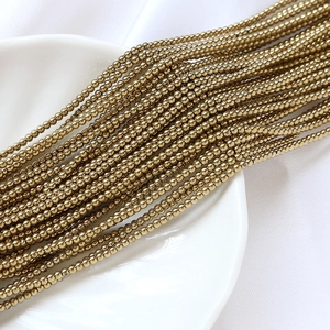 Vue détaillée de perles de rocaille dorées de 2mm pour la création de bijoux DIY