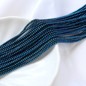 Détail de perles de rocaille 2mm bleu foncé irisées à reflets métalliques pour bijoux