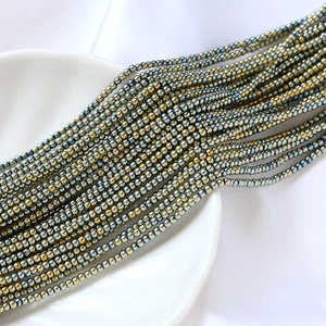Détail de perles de rocaille en verre bleu irisé et bronze 2mm pour bijoux DIY