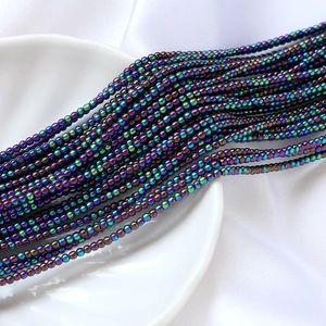 Détail macro de perles de rocaille irisées de 2 mm pour la création de bijoux DIY