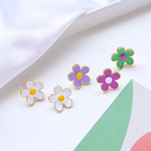 Bunte Emaille Blumen Ohrstecker mit 925 Silberstift auf weißem Seidenhintergrund