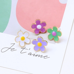 Süße sommerliche Blumenohrstecker mit Emaille-Finish und goldenem Metallrand