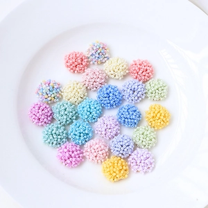 Detalle de flores de cuentas de macaron de colores para crear joyas y pendientes DIY