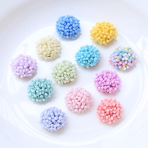 Detalle macro de flores de cuentas macaron de colores para creación de joyas