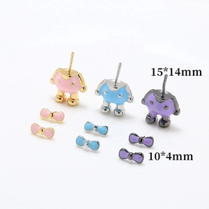 Detailoverzicht van emaille strikjes en barokke parelspelden in 15x14mm en 10x4mm formaten