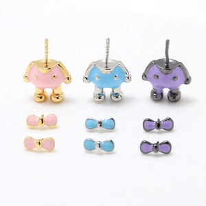 Drie sets schattige cartoon strik en figuur sieraden accessoires in goud, zilver en paars