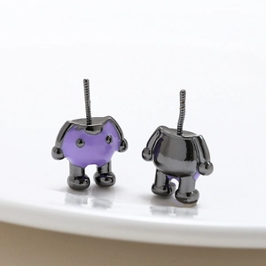 Macro-opname van robot oorknopjes in donker metaal met paars email en pin detail