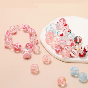 Pastellrosa Glasperlen für Schmuckherstellung mit süßem Katzenanhänger und Blumenmustern