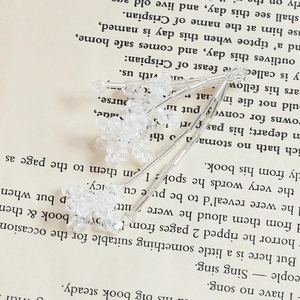 Macro di ciondoli a fiore in cristallo sfaccettato trasparente su sfondo di libro vintage