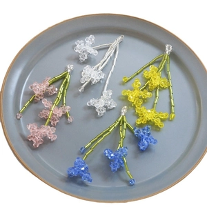 Ciondoli a fiore in perline fatti a mano in quattro colori per gioielli DIY e accessori