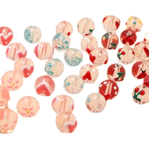 Bunte Glasperlen mit handgemalten Herz-, Marienkäfer- und Blumenmustern für DIY-Schmuck