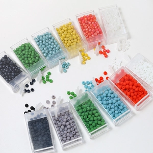 Assortimento di perline di vetro 4mm opache e lucide in scatola per gioielli DIY