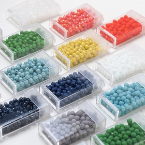 Perline di vetro opaco 4mm in scatole trasparenti per la creazione di gioielli fai da te