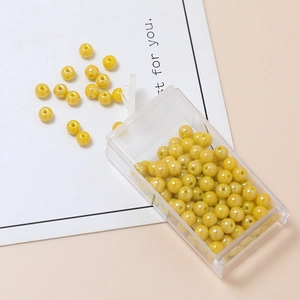 Dettaglio di perle di vetro gialle lucide da 4mm con scatola trasparente portaoggetti
