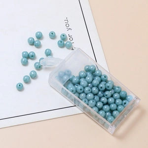 Dettaglio di perle rotonde smerigliate azzurre per gioielli fai-da-te in custodia