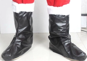 Dettaglio di copristivali da Babbo Natale in ecopelle nera con bordo in finta pelliccia