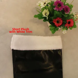 Dettaglio degli stivali di Babbo Natale in tessuto nero con bordo in morbido peluche