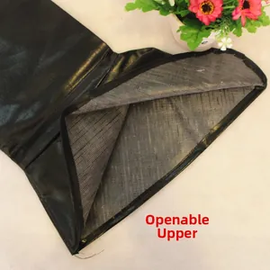 Dettaglio del design del gambale apribile di uno stivale nero di Babbo Natale in tessuto