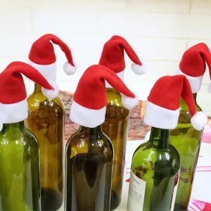 Détail de six mini bonnets de Noël décoratifs pour bouteilles de vin et art de la table