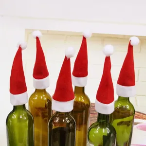 Mini bonnets de Noël rouges pour bouteilles de vin et couverts sur goulots variés