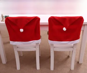 Dettaglio dei coprisedia natalizi a forma di cappello rosso con pompon bianchi morbidi
