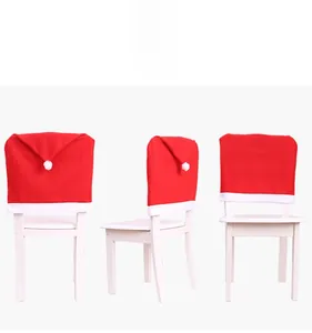 Dettaglio dei coprisedia a forma di cappello di Babbo Natale rosso con bordo in peluche