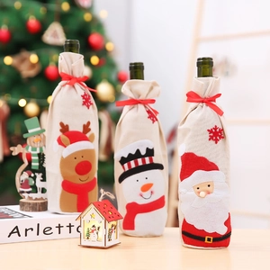 Fundas de lino para botellas de vino con motivos navideños en un ambiente festivo