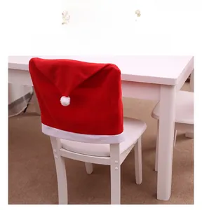 Dettaglio coprisedia cappello di Babbo Natale rosso e bianco con pompon su sedia in legno