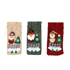 Trois sacs à vin de Noël en lin avec décorations de bonhomme de neige et de Père Noël