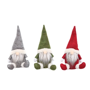 Set di tre gnomi natalizi nordici in rosso, verde e grigio con cappelli a maglia e barbe bianche