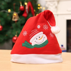 Détail du bonnet de Noël en peluche rouge avec broderie bonhomme de neige et fourrure