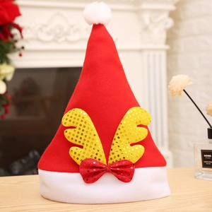 Vue détaillée d'un bonnet de Noël en peluche avec bois de renne dorés et nœud scintillant