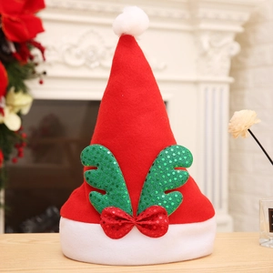 Détail du bonnet de Noël rouge avec bois en paillettes vertes et bordure en peluche blanche
