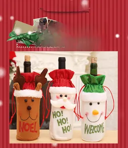Details von Weihnachts-Weinflaschenhüllen mit Rentier-, Weihnachtsmann- und Schneemann-Motiven