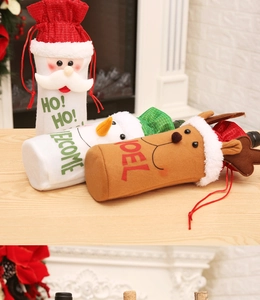 Nahaufnahme von Weihnachtsmann, Schneemann und Rentier Weinflaschentaschen aus Plüsch