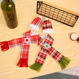 Detail von Weihnachts-Flaschendeko mit Mini-Hut und Schal im roten Karo-Muster-Design