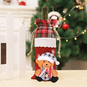 Détail du cache-bouteille de vin avec motif à carreaux et ours 3D sur table