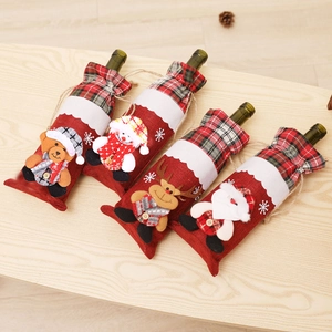Détail de quatre housses de bouteille de Noël avec motifs Père Noël, renne, ours et bonhomme