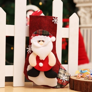 Chaussette de Noël avec père Noël 3D sur toile de jute rouge et flocons de neige blancs