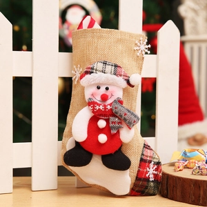 Chaussette de Noël en jute avec bonhomme de neige 3D et bonnet à carreaux rouges
