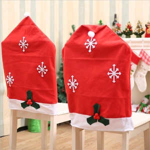 Rote Weihnachts-Stuhlhussen mit weißen Schneeflocken-Applikationen und Stechpalmen-Dekor