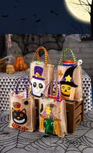 Detalle de 4 bolsas de yute para dulces de Halloween con motivos de dibujos animados.